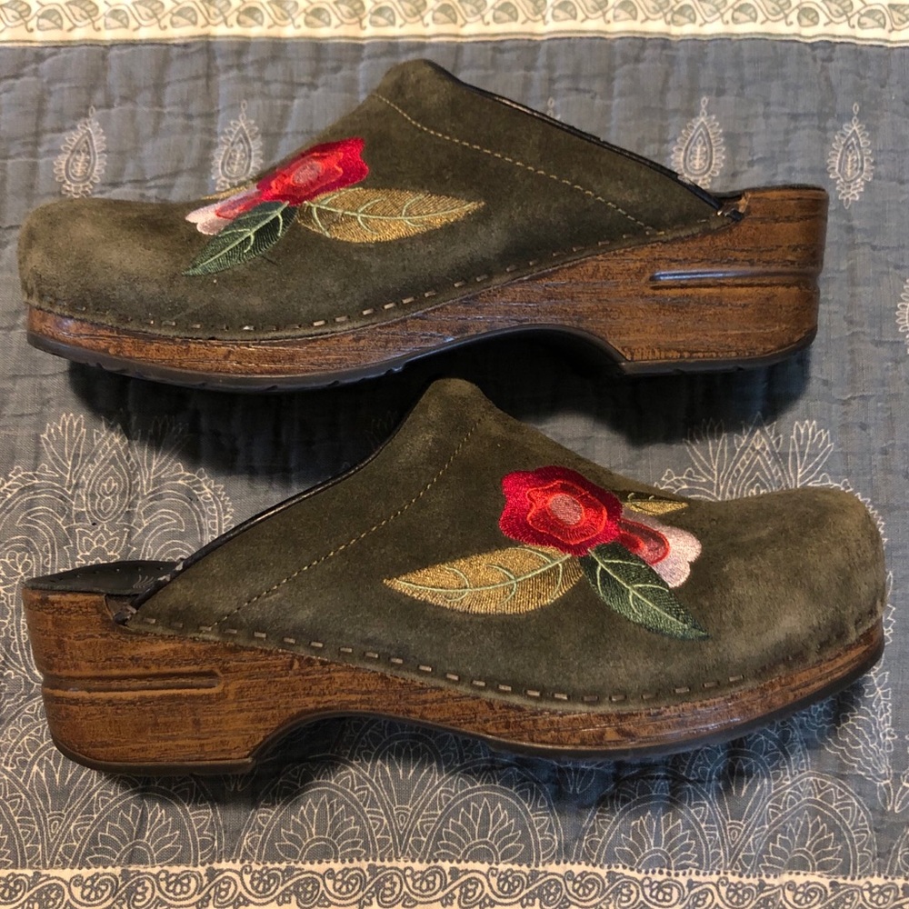 Dansko Clogs Size 40 Floral Embroidery